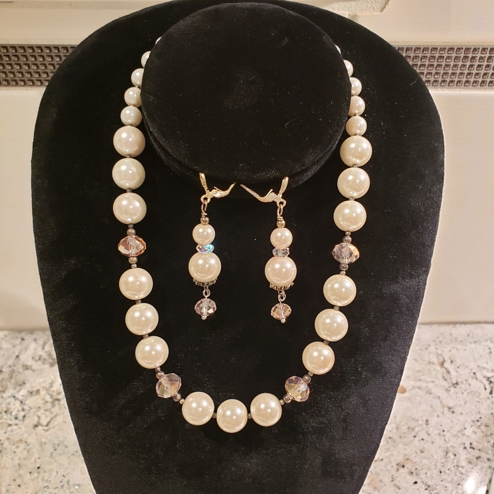 3/$39. SALE! Faux pearl and pink crystal necklace and earrings.